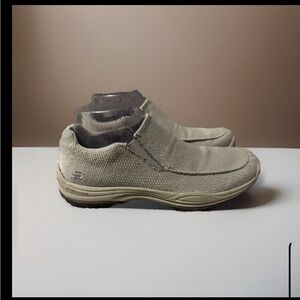 Skechers Men’s Classic Fit Air Cooled Memory Foam slip on Sneaker Beige Size 6.5
